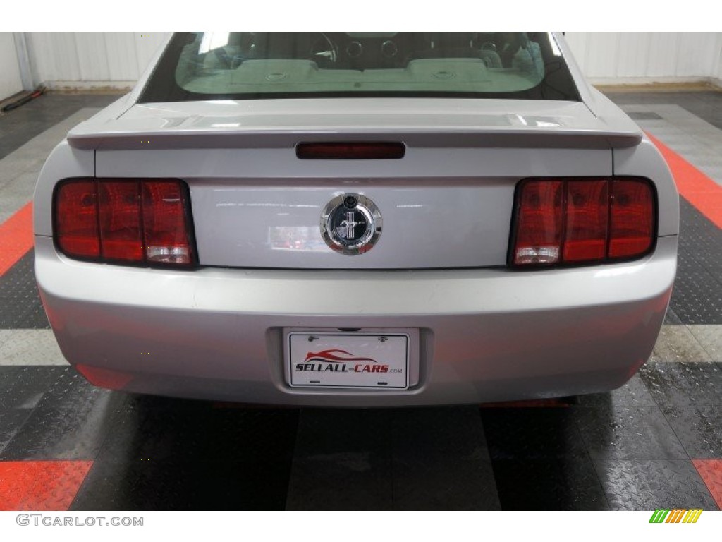 2008 Mustang V6 Deluxe Coupe - Vapor Silver Metallic / Light Graphite photo #50