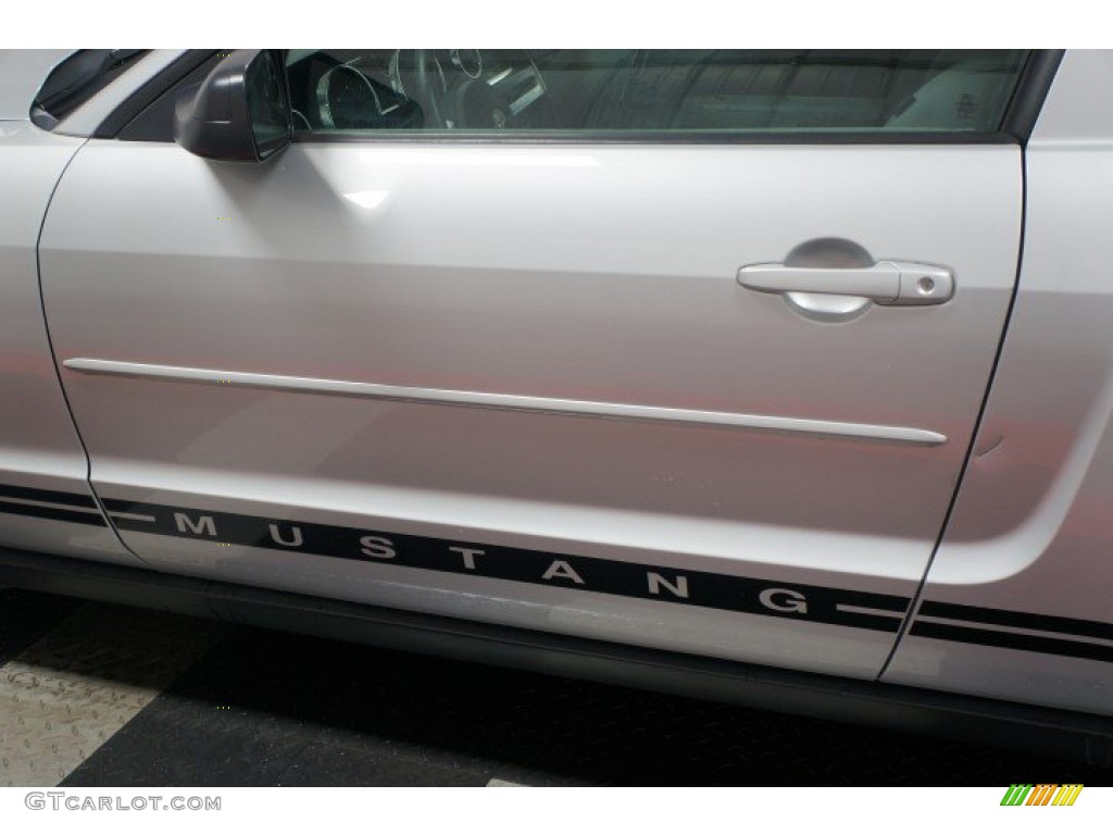 2008 Mustang V6 Deluxe Coupe - Vapor Silver Metallic / Light Graphite photo #54