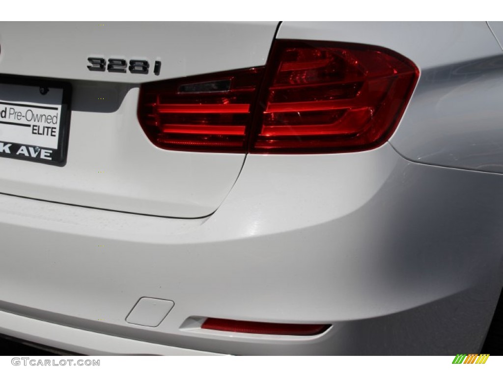 2015 3 Series 328i xDrive Sedan - Alpine White / Black photo #24