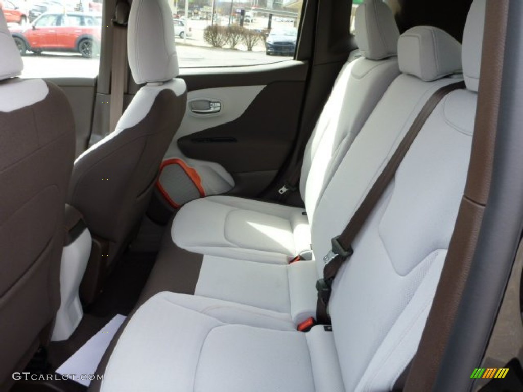 2015 Jeep Renegade Latitude 4x4 Rear Seat Photo #102832771