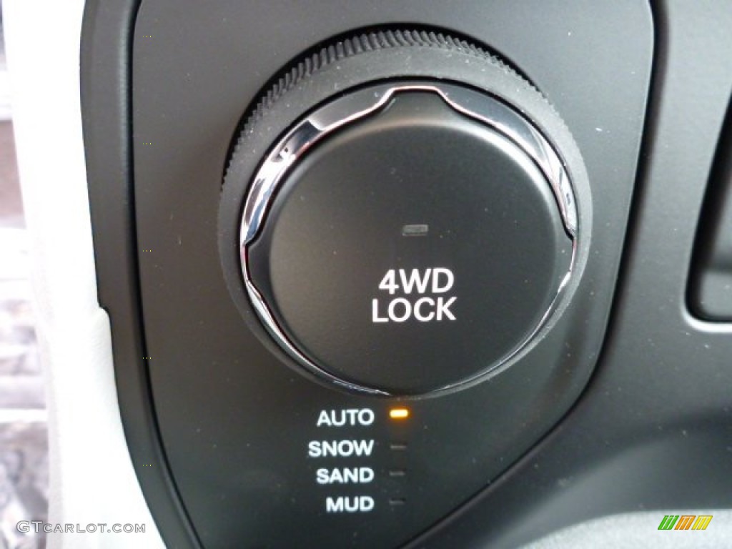 2015 Jeep Renegade Latitude 4x4 Controls Photo #102832870