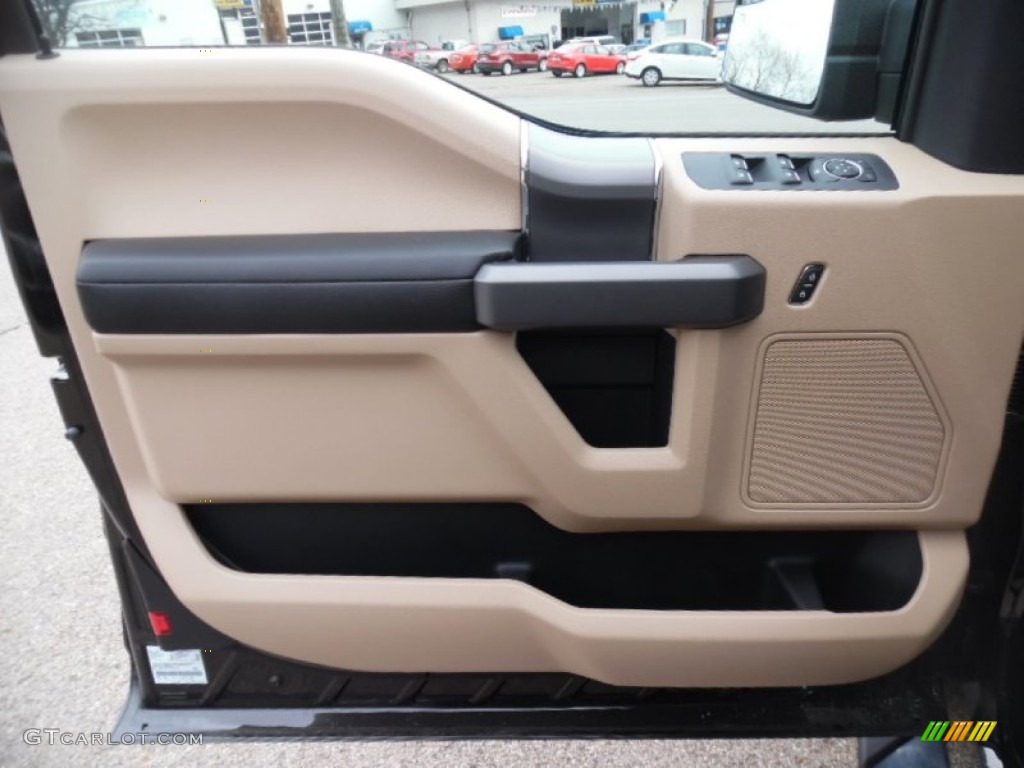 2015 Ford F150 XLT SuperCab 4x4 Medium Light Camel Door Panel Photo #102863031