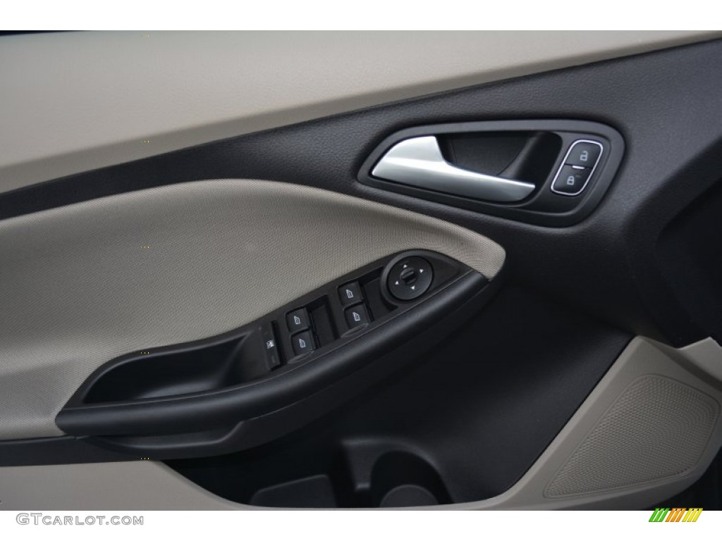 2015 Focus SE Hatchback - Oxford White / Charcoal Black photo #5
