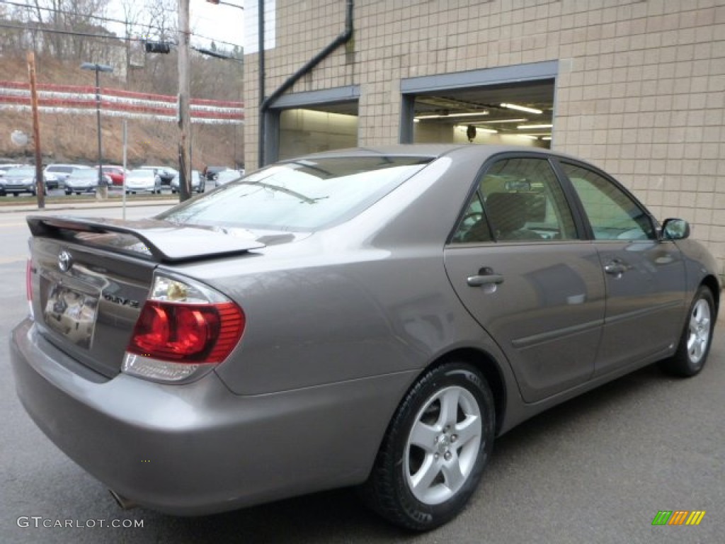 2005 Camry SE - Phantom Gray Pearl / Dark Gray photo #15