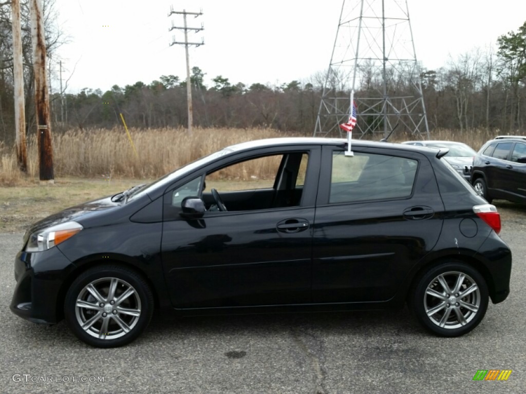 Black Sand Pearl 2013 Toyota Yaris SE 5 Door Exterior Photo #102881754