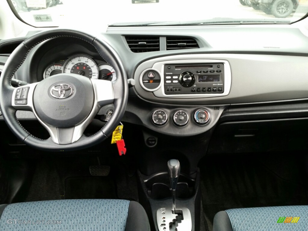 2013 Toyota Yaris SE 5 Door Dashboard Photos