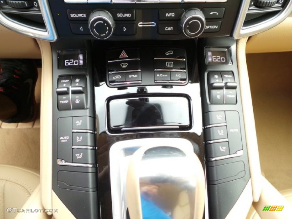 2016 Porsche Cayenne Standard Cayenne Model Controls Photo #102940172