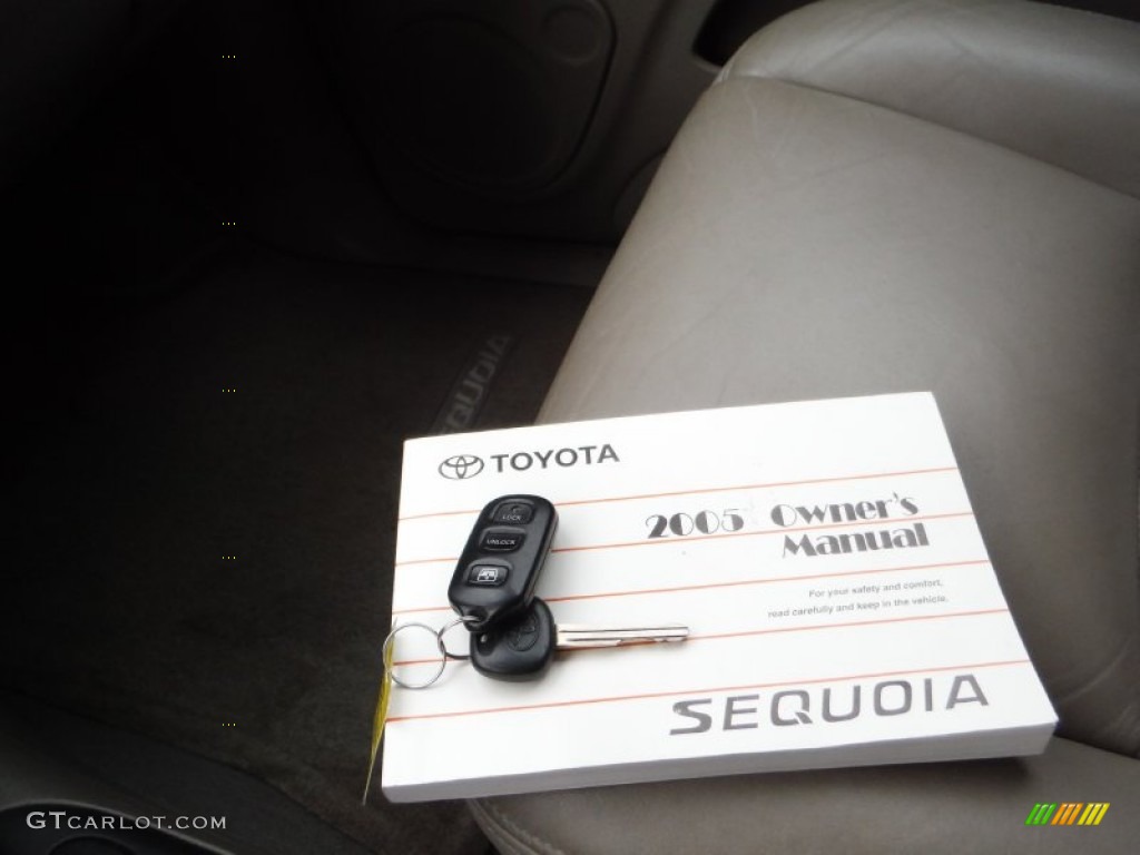 2005 Toyota Sequoia SR5 4WD Keys Photos