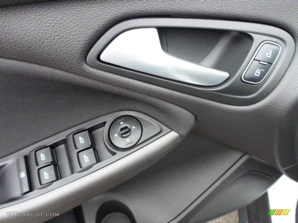 2015 Focus SE Sedan - Oxford White / Charcoal Black photo #11