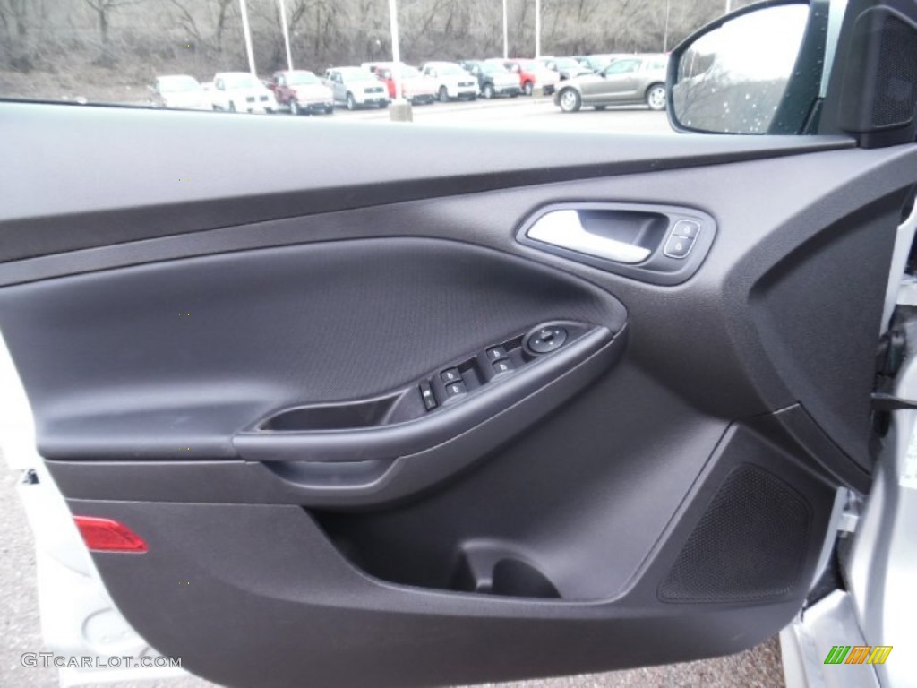 2015 Ford Focus SE Sedan Charcoal Black Door Panel Photo #102968493