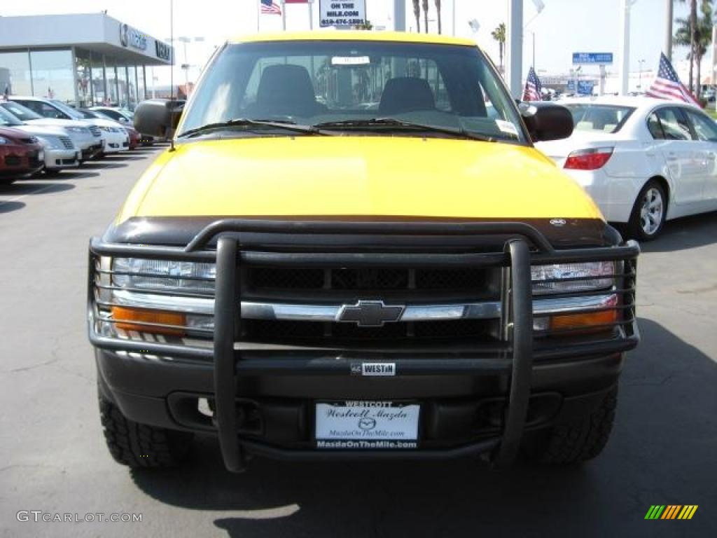 2003 S10 ZR2 Extended Cab 4x4 - Yellow / Graphite photo #2