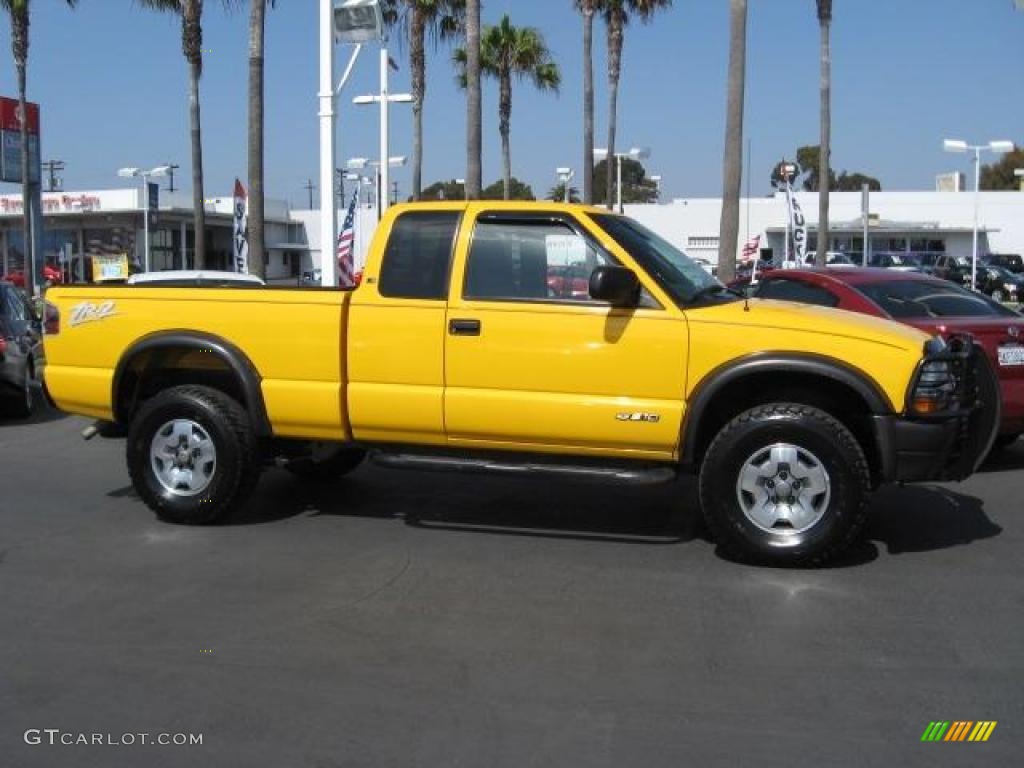 2003 S10 ZR2 Extended Cab 4x4 - Yellow / Graphite photo #3