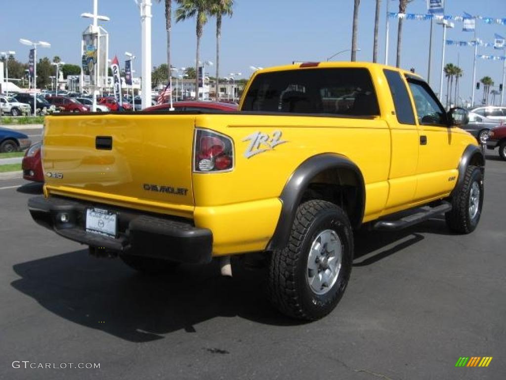 2003 S10 ZR2 Extended Cab 4x4 - Yellow / Graphite photo #4
