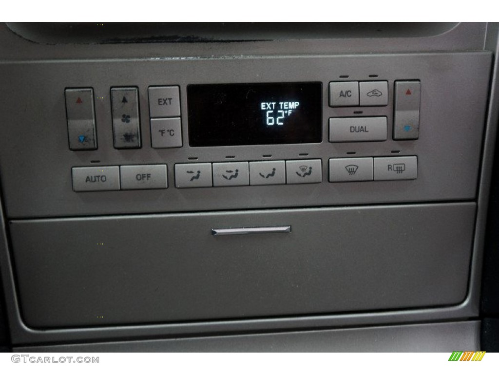 2003 Navigator Luxury - Black / Black photo #36