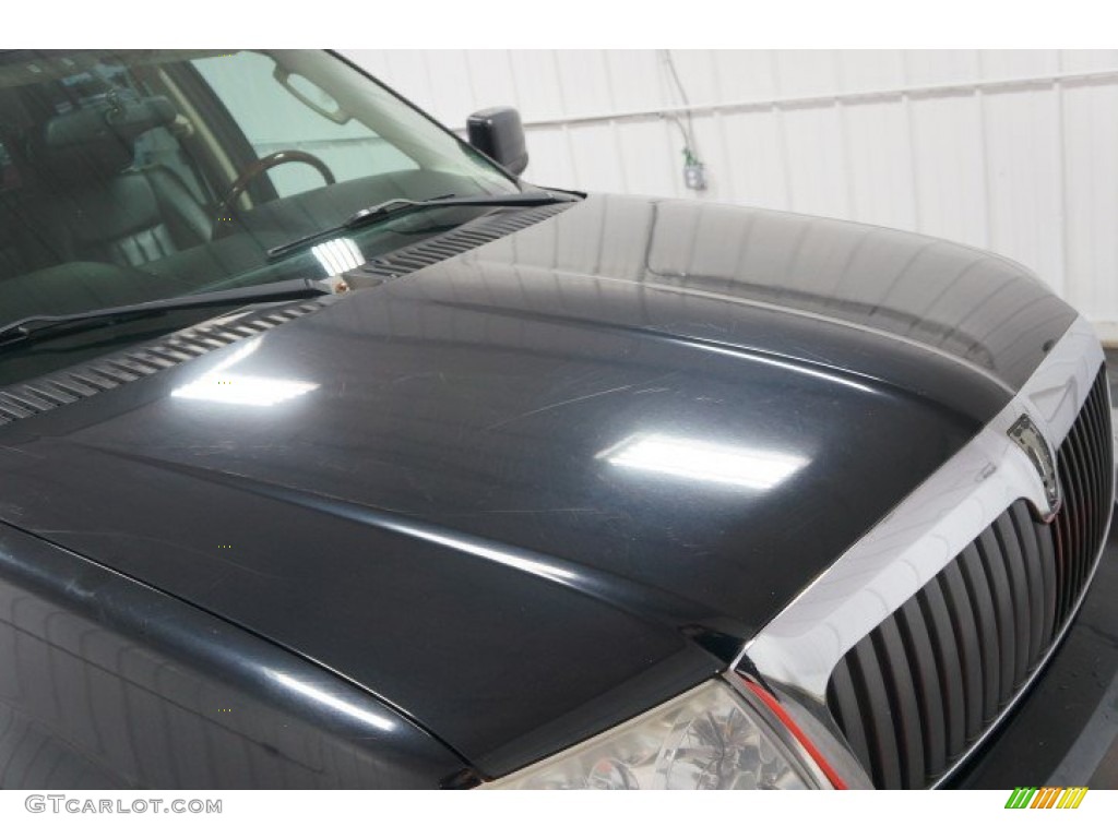 2003 Navigator Luxury - Black / Black photo #44