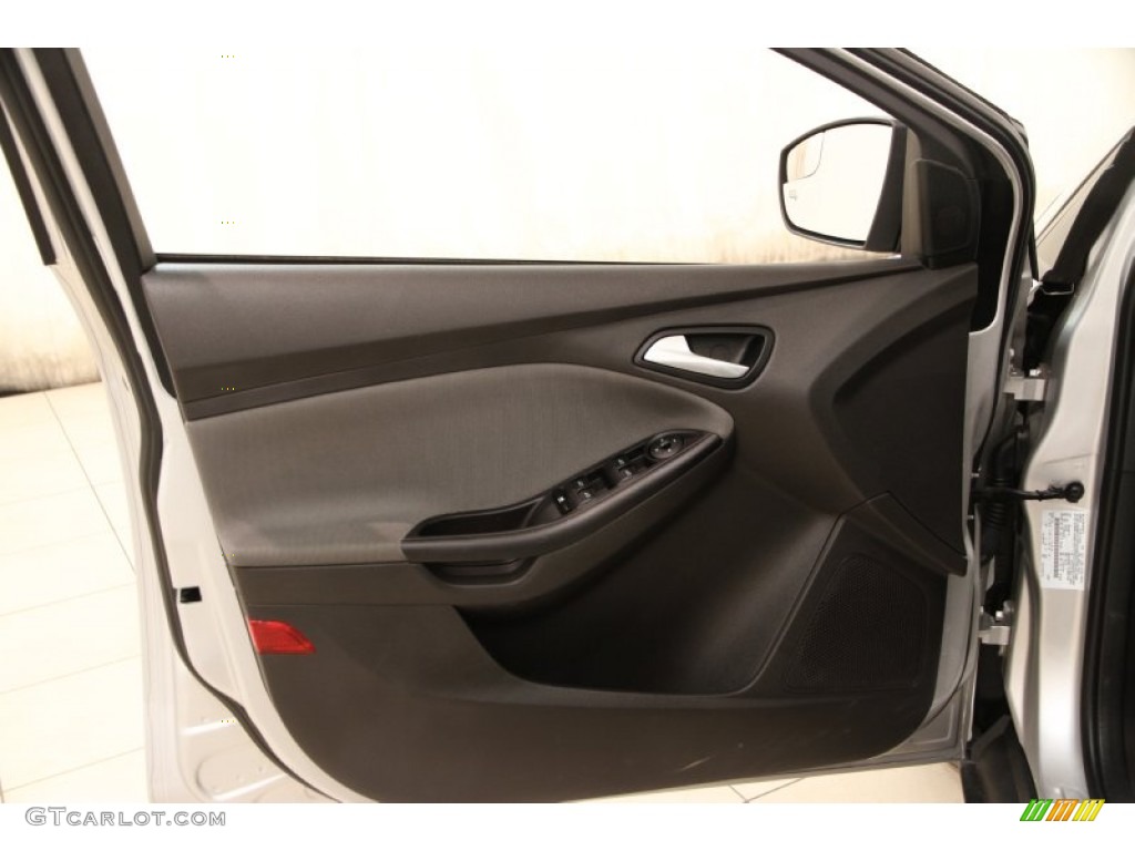2013 Ford Focus SE Sedan Charcoal Black Door Panel Photo #103033755