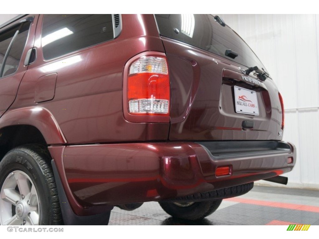 2004 Pathfinder SE 4x4 - Merlot Red Pearl / Charcoal photo #48