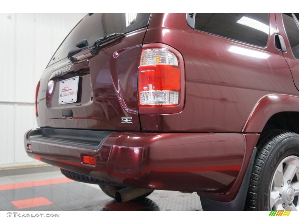 2004 Pathfinder SE 4x4 - Merlot Red Pearl / Charcoal photo #49