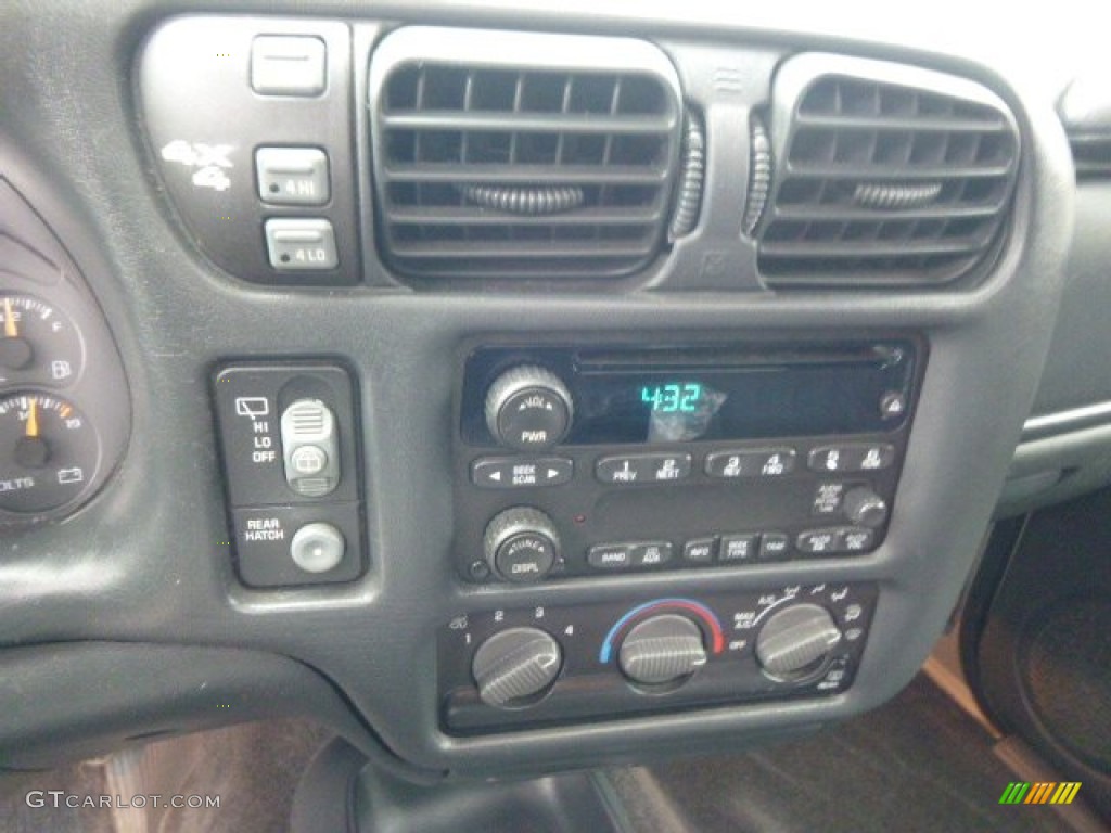 2004 Blazer LS 4x4 - Light Pewter Metallic / Graphite Gray photo #13