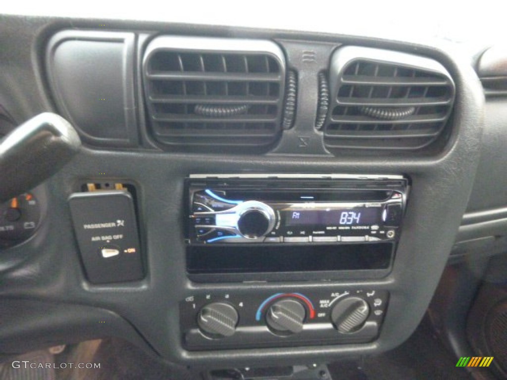 2003 S10 LS Regular Cab - Indigo Blue Metallic / Graphite photo #12