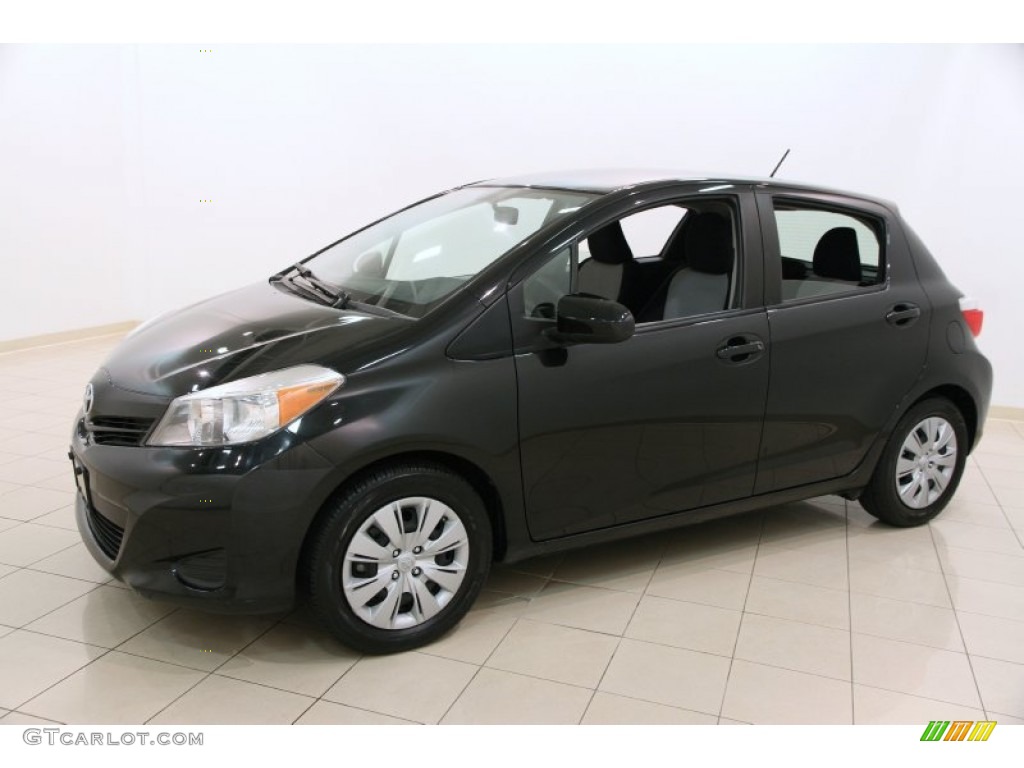 2013 Toyota Yaris LE 5 Door Exterior Photos