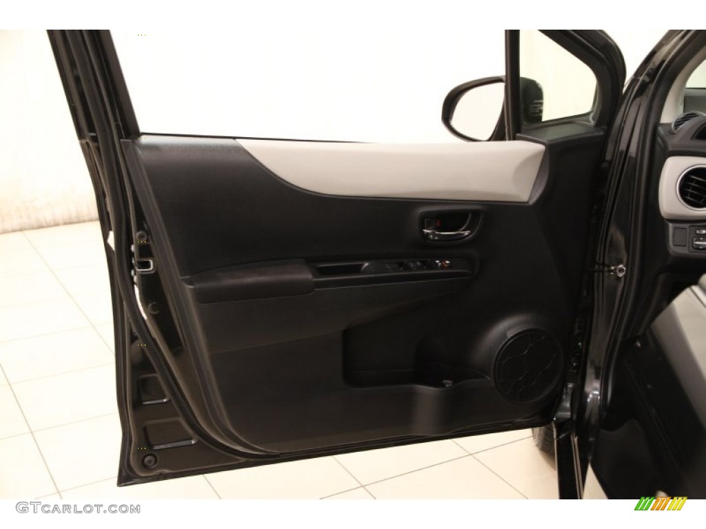 2013 Toyota Yaris LE 5 Door Door Panel Photos