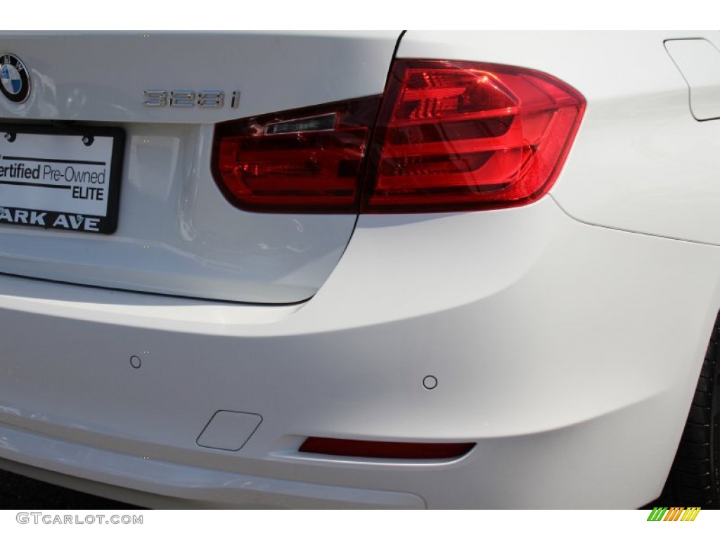 2015 3 Series 328i xDrive Sedan - Alpine White / Black photo #24