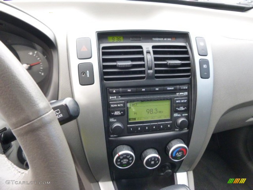 2009 Hyundai Tucson SE V6 4WD Controls Photo #103180547