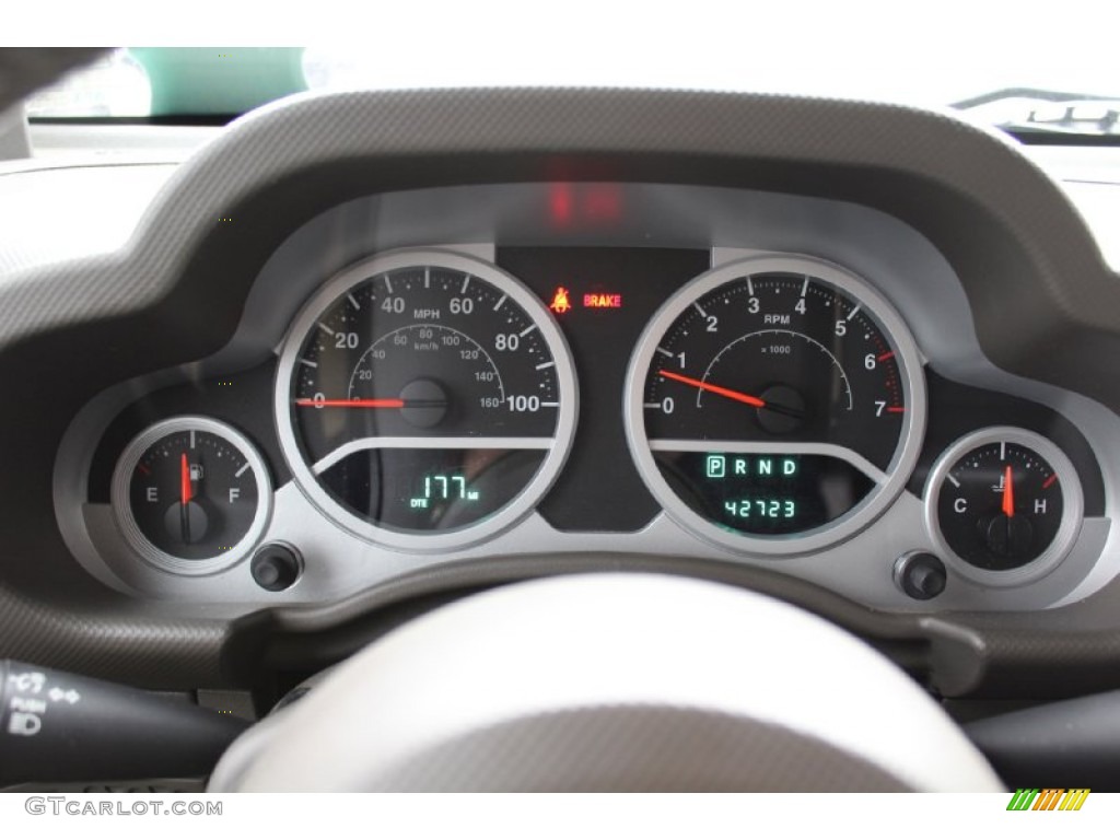 2010 Wrangler Unlimited Sahara 4x4 - Natural Green Pearl / Dark Khaki/Medium Khaki photo #13