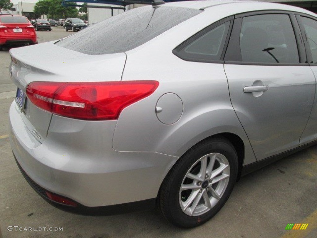 2015 Focus SE Sedan - Ingot Silver Metallic / Charcoal Black photo #5