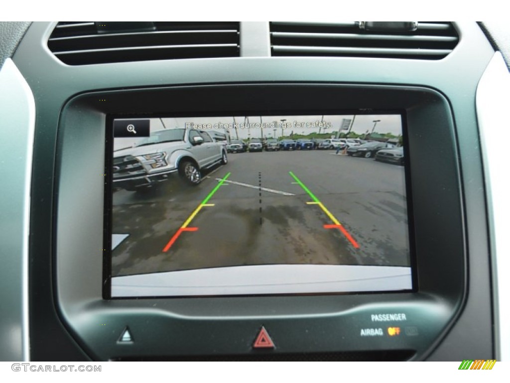 2015 Explorer XLT - Oxford White / Charcoal Black photo #16