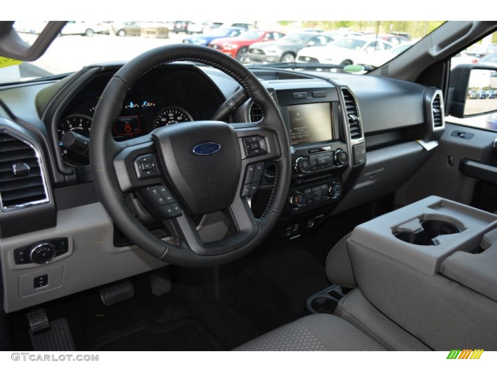 Medium Earth Gray Interior 2015 Ford F150 XLT SuperCrew Photo #103286680