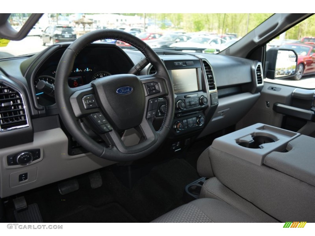 Medium Earth Gray Interior 2015 Ford F150 XLT SuperCrew 4x4 Photo #103287286