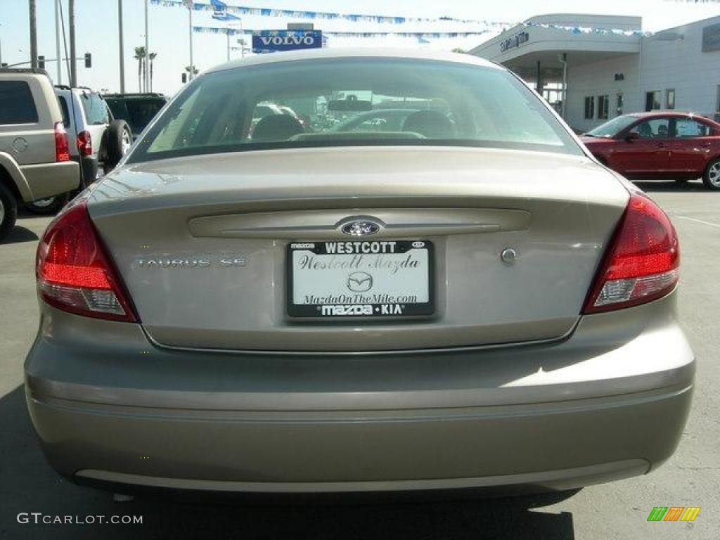 2006 Taurus SE - Arizona Beige Metallic / Medium/Dark Pebble Beige photo #5