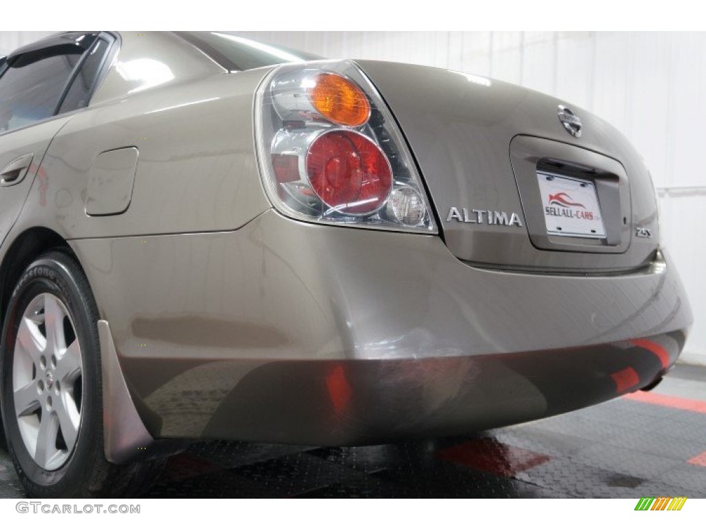2004 Altima 2.5 S - Polished Pewter / Charcoal photo #47