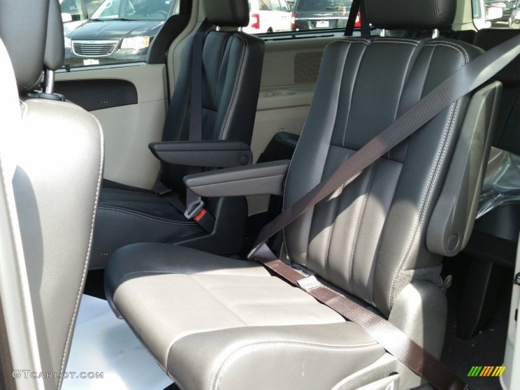 2015 Chrysler Town & Country Touring Rear Seat Photo #103326530