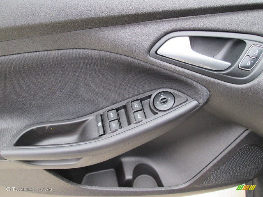 2015 Focus SE Sedan - Tuxedo Black Metallic / Charcoal Black photo #26