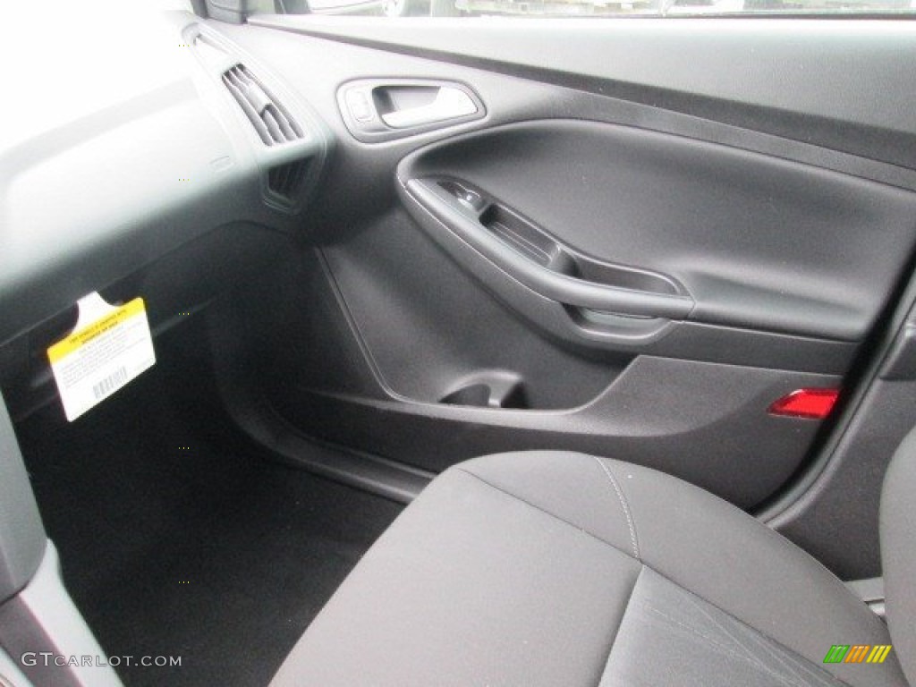 2015 Focus SE Sedan - Tuxedo Black Metallic / Charcoal Black photo #41