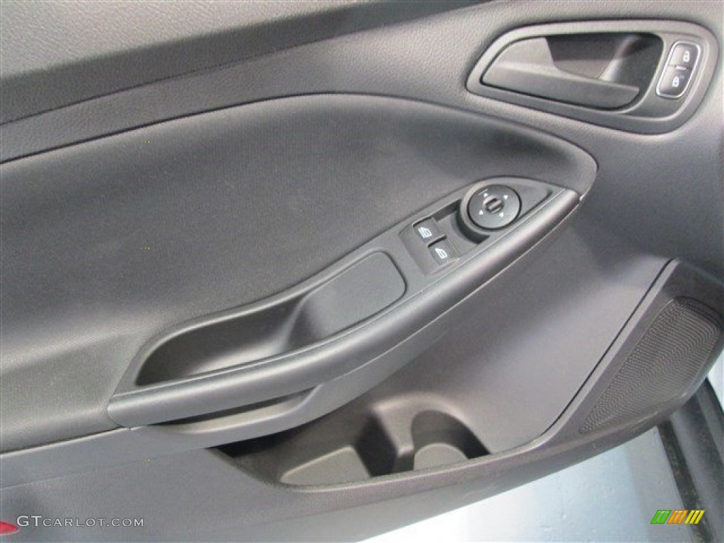 2015 Focus S Sedan - Ingot Silver Metallic / Charcoal Black photo #12