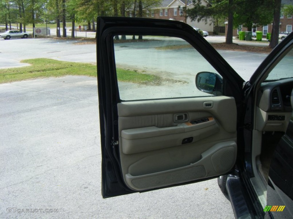 2001 QX4 4x4 - Black Obsidian / Stone Beige photo #5