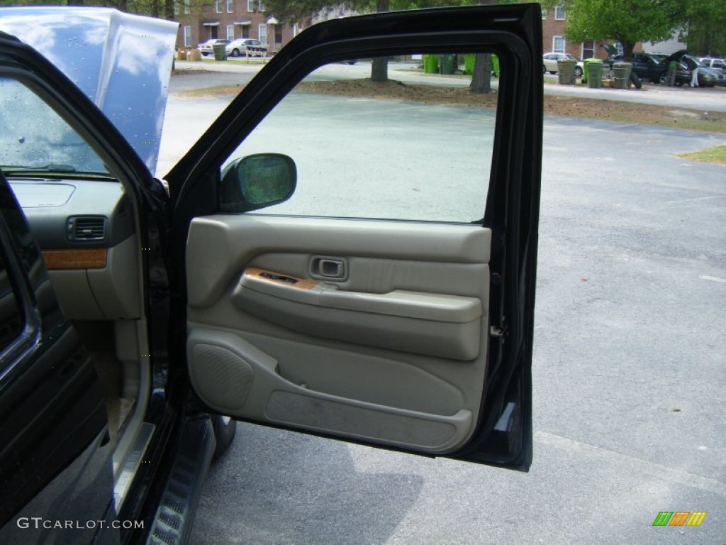 2001 QX4 4x4 - Black Obsidian / Stone Beige photo #14