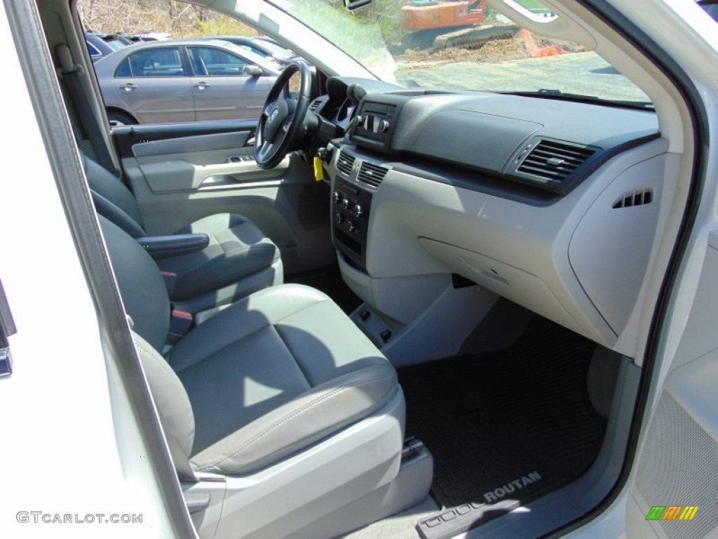 2011 Routan SE - Calla Lily White / Aero Gray photo #18