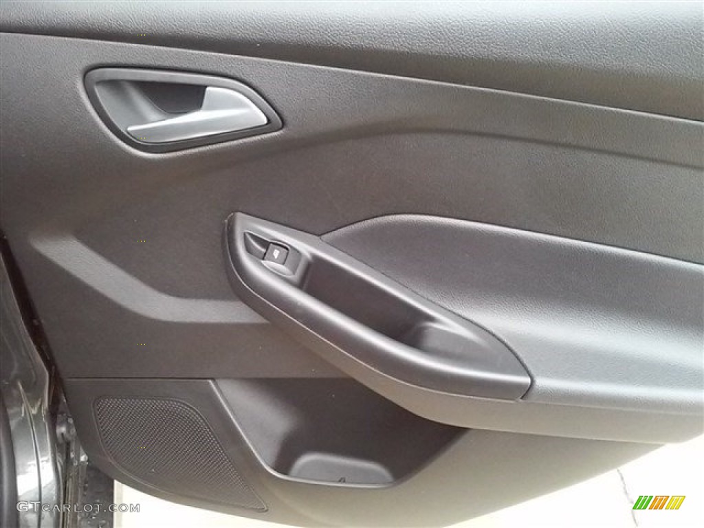 2015 Focus SE Sedan - Magnetic Metallic / Charcoal Black photo #34