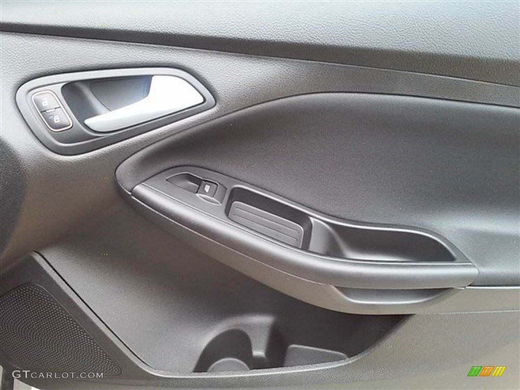2015 Focus SE Sedan - Magnetic Metallic / Charcoal Black photo #47