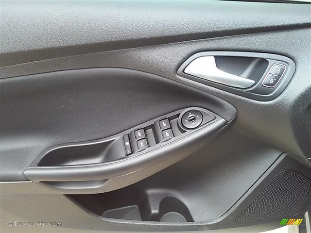 2015 Focus SE Sedan - Magnetic Metallic / Charcoal Black photo #48