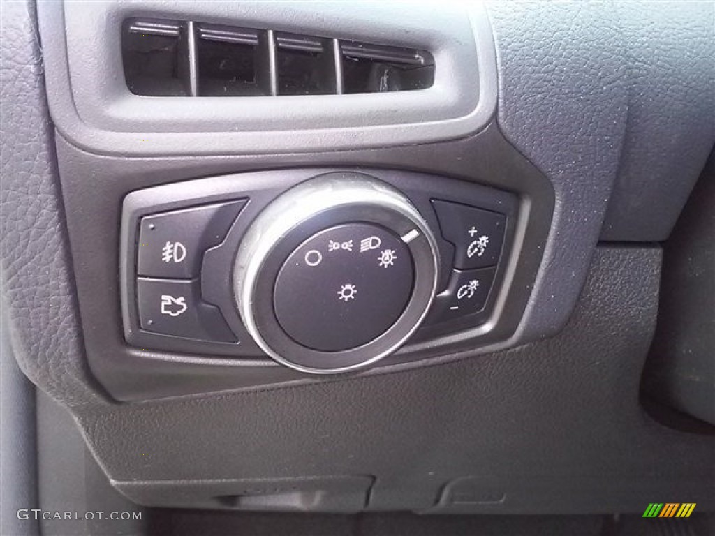 2015 Focus SE Sedan - Magnetic Metallic / Charcoal Black photo #52