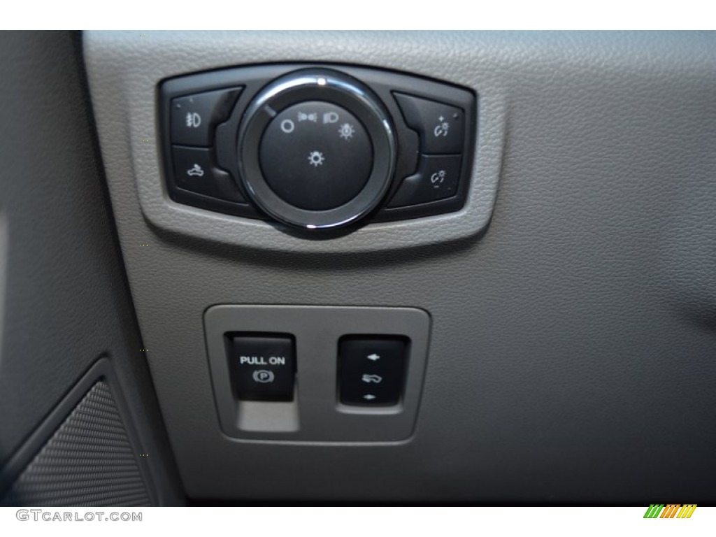2015 F150 XLT SuperCrew - Oxford White / Medium Earth Gray photo #18