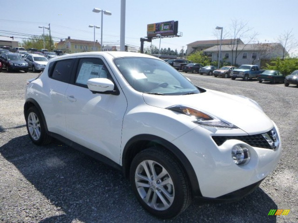 2015 Juke S AWD - Pearl White / Black/Red photo #1