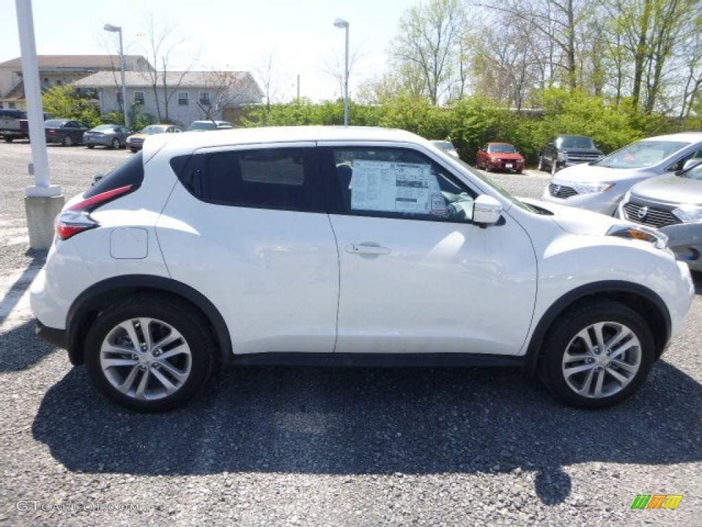 2015 Juke S AWD - Pearl White / Black/Red photo #2