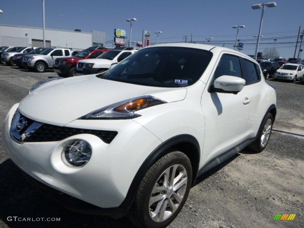 2015 Juke S AWD - Pearl White / Black/Red photo #11